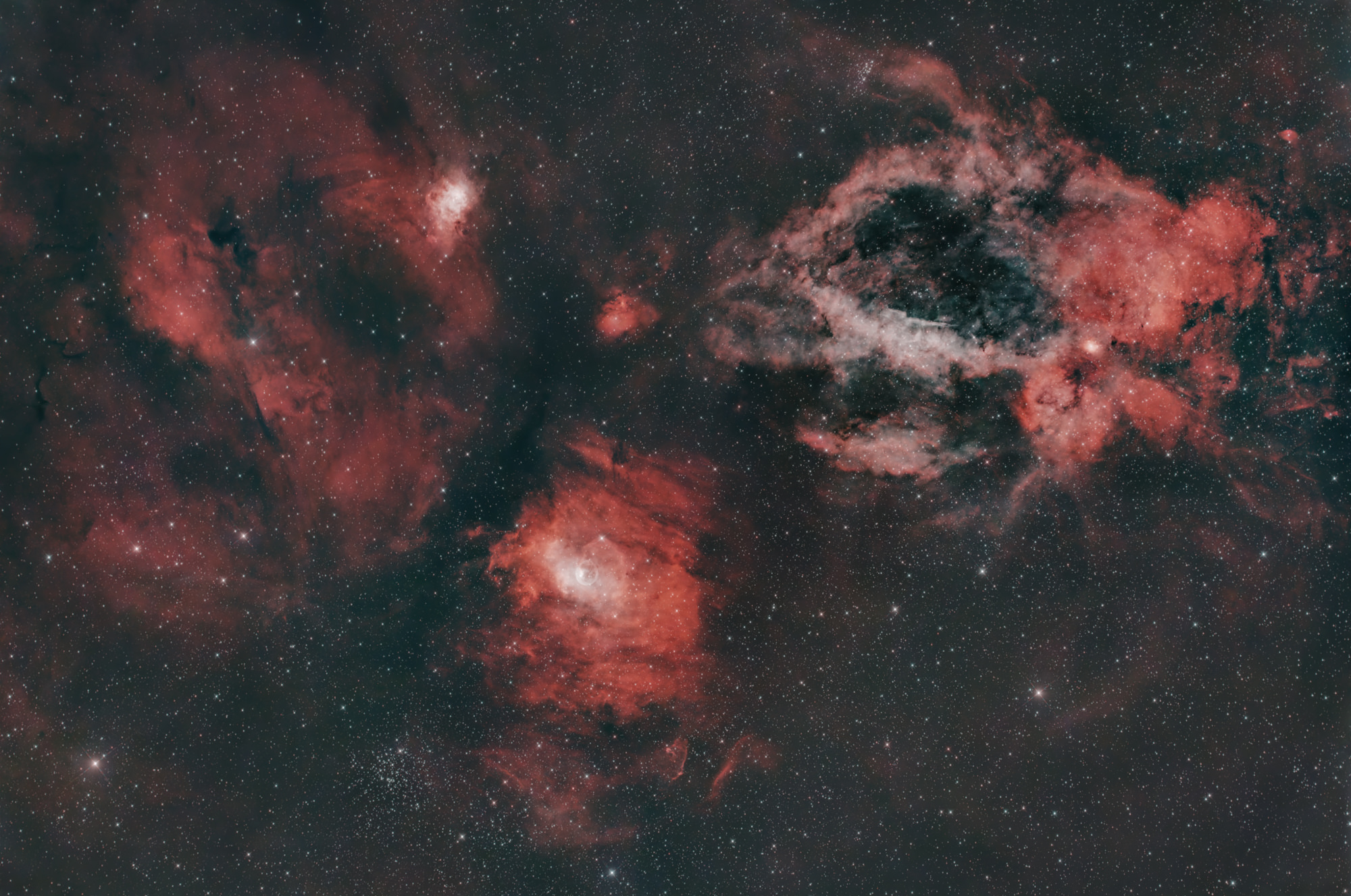 Der Hummerscherennebel Sh2-157 ist ein heller Emissionsnebel im Sternbild Kassiopeia. Links unterhalb der Blasennebel NGC7635 und wiederum links unterhalb der offene Sternhaufen M52.